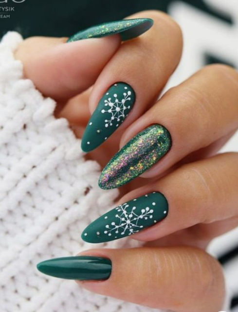GREEN ALMOND NAILS