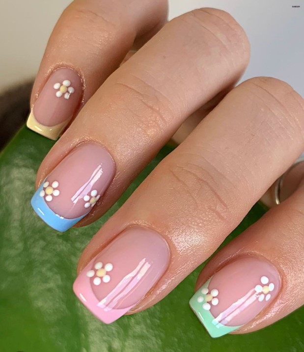 28 Short and Stunning Daisy Nails for Spring