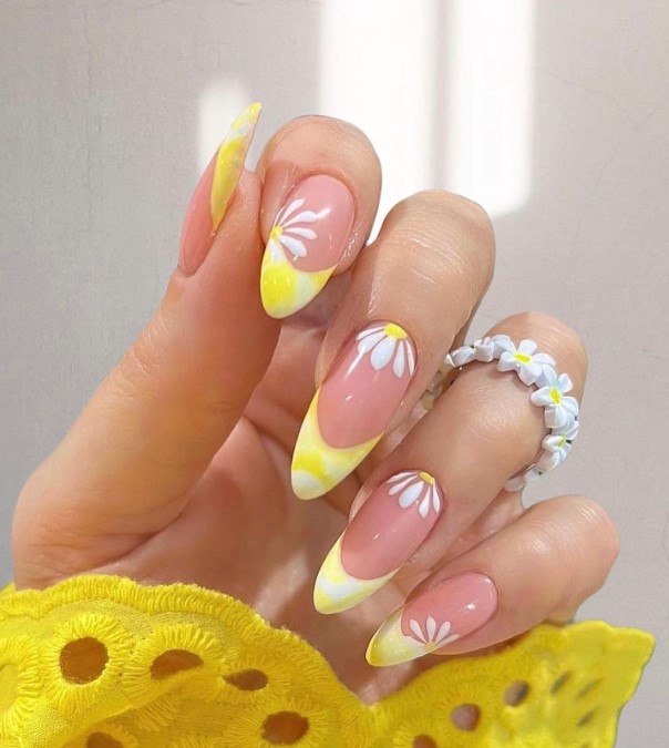 31 Stunning Daisy Nails Designs you will love for Spring.